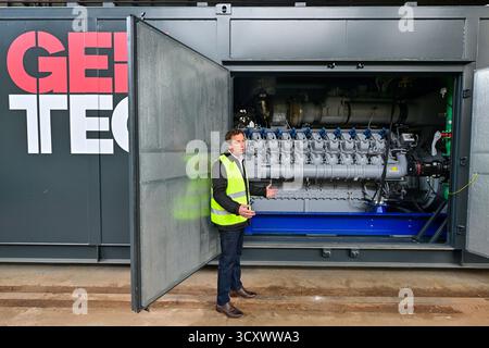 Blansko, République tchèque. 16 octobre 2025. Vaclav Klein, directeur de la société Gentec CHP, a présenté aux journalistes l’une des unités CHP pour le renouvellement des infrastructures énergétiques ukrainiennes, à Blansko, en République tchèque, le 16 octobre 2025. Sur la photo est un moteur à essence vingt cylindres. Crédit : Vaclav Salek/CTK photo/Alamy Live News Banque D'Images