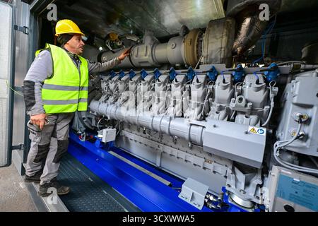 Blansko, République tchèque. 16 octobre 2025. La société Gentec CHP a présenté aux journalistes l’une des unités CHP pour le renouvellement de l’infrastructure énergétique ukrainienne, à Blansko, en République tchèque, le 16 octobre 2025. Crédit : Vaclav Salek/CTK photo/Alamy Live News Banque D'Images