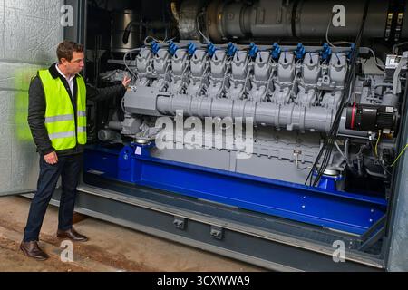Blansko, République tchèque. 16 octobre 2025. Vaclav Klein, directeur de la société Gentec CHP, a présenté aux journalistes l’une des unités CHP pour le renouvellement des infrastructures énergétiques ukrainiennes, à Blansko, en République tchèque, le 16 octobre 2025. Sur la photo est un moteur à essence vingt cylindres. Crédit : Vaclav Salek/CTK photo/Alamy Live News Banque D'Images