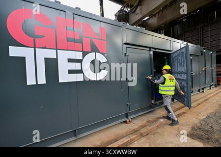 Blansko, République tchèque. 16 octobre 2025. La société Gentec CHP a présenté aux journalistes l’une des unités CHP pour le renouvellement de l’infrastructure énergétique ukrainienne, à Blansko, en République tchèque, le 16 octobre 2025. Crédit : Vaclav Salek/CTK photo/Alamy Live News Banque D'Images