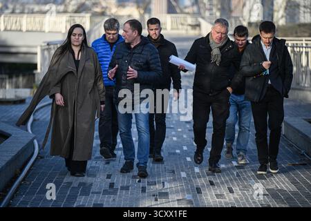 La ministre ukrainienne de la culture et des communications stratégiques, Tetiana Berezhna, inspecte les progrès de la deuxième étape de la construction du Musée national « Mémorial des victimes de l’Holodomor », Kiev, Ukraine, le 15 octobre 2025 (photo Danylo Antoniuk/Ukrinform) Banque D'Images