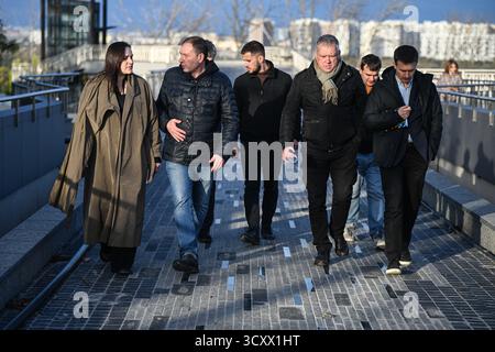La ministre ukrainienne de la culture et des communications stratégiques, Tetiana Berezhna, inspecte les progrès de la deuxième étape de la construction du Musée national « Mémorial des victimes de l’Holodomor », Kiev, Ukraine, le 15 octobre 2025 (photo Danylo Antoniuk/Ukrinform) Banque D'Images