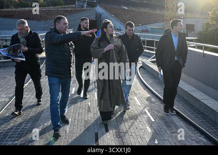 La ministre ukrainienne de la culture et des communications stratégiques, Tetiana Berezhna, inspecte les progrès de la deuxième étape de la construction du Musée national « Mémorial des victimes de l’Holodomor », Kiev, Ukraine, le 15 octobre 2025 (photo Danylo Antoniuk/Ukrinform) Banque D'Images