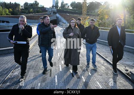 La ministre ukrainienne de la culture et des communications stratégiques, Tetiana Berezhna, inspecte les progrès de la deuxième étape de la construction du Musée national « Mémorial des victimes de l’Holodomor », Kiev, Ukraine, le 15 octobre 2025 (photo Danylo Antoniuk/Ukrinform) Banque D'Images