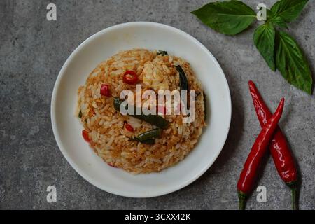 Riz frit au basilic thaïlandais avec poulet et légumes servis dans un bol, focus sélectif Banque D'Images