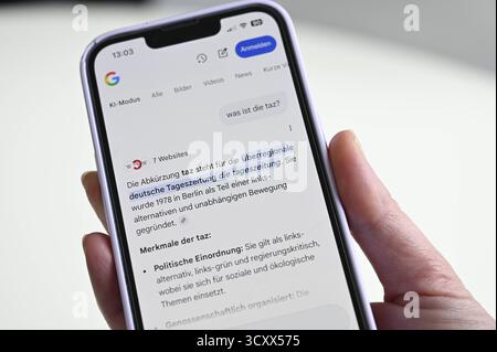 Google Ki-Modus auf einem smartphone Themenfoto vom 16.10.2025. Google Hat Anfang Oktober in Deutschland die Ki-Suchfunktion eingefuehrt. SIE koennen fragen, was immer Sie moechten, und erhalten eine Ki-basierte Antwort. Verlag und Medienhaeuser kritisieren, dass die Sichtbarkeit journalistischer Medienangebote dadurch eingeschraenkt wird. USAGE ÉDITORIAL SEULEMENT *** Google mode ai sur un smartphone photo en vedette de 16 10 2025 Google a introduit la fonction de recherche ai en Allemagne début octobre vous pouvez demander ce que vous voulez et obtenir une réponse basée sur l'IA éditeurs et les maisons de médias criticiz Banque D'Images