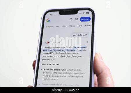 Google Ki-Modus auf einem smartphone Themenfoto vom 16.10.2025. Google Hat Anfang Oktober in Deutschland die Ki-Suchfunktion eingefuehrt. SIE koennen fragen, was immer Sie moechten, und erhalten eine Ki-basierte Antwort. Verlag und Medienhaeuser kritisieren, dass die Sichtbarkeit journalistischer Medienangebote dadurch eingeschraenkt wird. USAGE ÉDITORIAL SEULEMENT *** Google mode ai sur un smartphone photo en vedette de 16 10 2025 Google a introduit la fonction de recherche ai en Allemagne début octobre vous pouvez demander ce que vous voulez et obtenir une réponse basée sur l'IA éditeurs et les maisons de médias criticiz Banque D'Images