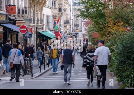 Paris, France - 11 octobre 2025 : vue de la rue bondée Rue des Martyrs à Paris France Banque D'Images