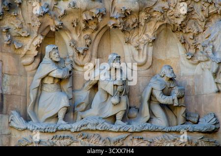 Sculptures en pierre complexes et vitraux de la Sagrada Familia à Barcelone, présentant des sculptures religieuses détaillées et de l'architecture gothique Banque D'Images