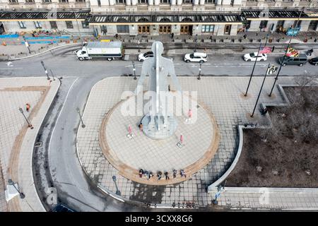 Baltimore Maryland - 23 février 2022 : vue aérienne de la statue homme-femme à l'extérieur de la Penn Station de Baltimore avec les gens assis en dessous Banque D'Images