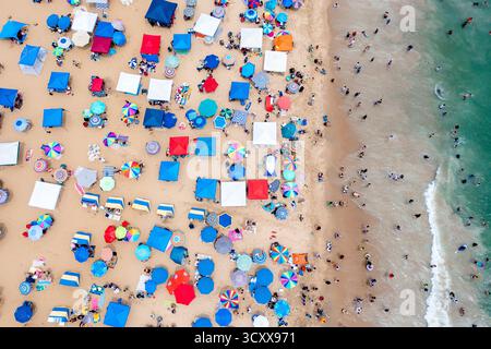 Vue aérienne Top Town d'une plage animée au bord de l'océan à Virginia Beach Virginia Banque D'Images