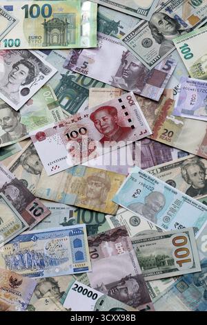 Beaucoup de billets de monnaie différente. Fond de grande quantité de factures d'argent aléatoires en gros plan Banque D'Images