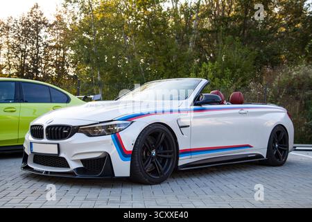 Vilnius, Lituanie - 2025-09-20 - Roadster BMW M3 blanc avec toit ouvert et design M Power emblématique Banque D'Images