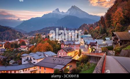 Berchtesgaden, Bavière, Allemagne. Image de paysage urbain de la ville bavaroise de Berchtesgaden au coucher du soleil d'automne. Banque D'Images