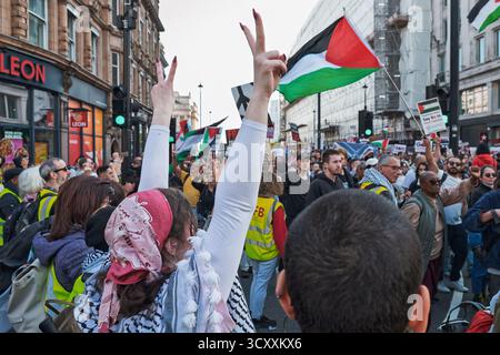 Londres, Royaume-Uni. 11 octobre 2025. Des partisans pro-palestiniens participent à la Marche nationale pour la Palestine. Banque D'Images