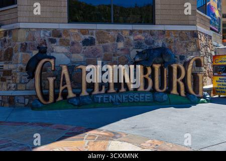 Gatlinburg, Tennessee, États-Unis - 2 octobre 2025 : panneau sur la rue principale dans le quartier du centre-ville. Banque D'Images