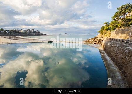 Plage et piscine. Photographie prise dans la ville de Dinard, Bretagne, France Banque D'Images