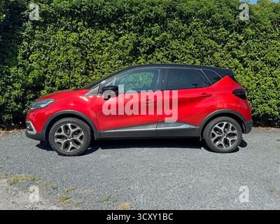 Almere, pays-Bas - 29 juin 2025 : Renault Captur rouge garé au bord de la route. Personne dans le véhicule. Banque D'Images