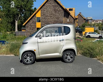 Almere, pays-Bas - 29 juin 2025 : Move E4 – 4 roues 2 personnes scooter électrique de mobilité garé au bord de la route. Personne dans le véhicule. Banque D'Images