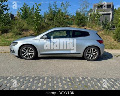 Almere, pays-Bas - 29 juin 2025 : Volkswagen Scirocco coupé garé sur un parking public. Personne dans le véhicule. Banque D'Images