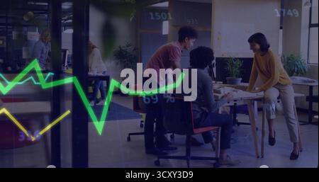 Collaboration de quatre collègues penchés sur la table dans un bureau ouvert, avec des documents et des cahiers Banque D'Images