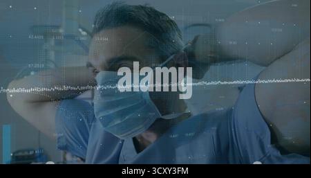 Chirurgien ajustant dans les gommages bleus fixant la sangle du masque dans la salle d'opération, avec superposition des données numériques. Médical, santé, technologie, diagnostic, profe Banque D'Images