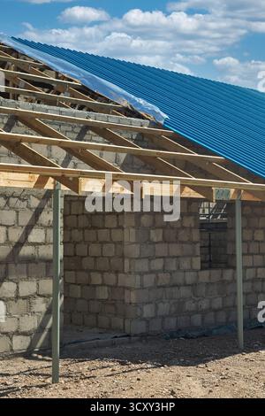 bâtiment avec toit inachevé, moitié fait, tôle ondulée et fermes, lumière du jour Banque D'Images