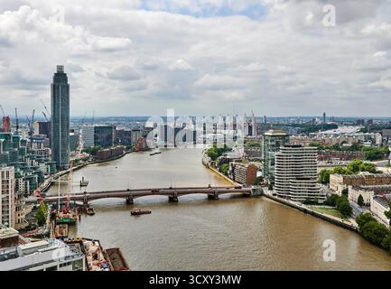 Une vue de haut niveau sur la Tamise, regardant vers l'ouest jusqu'à la rivière de Vauxhall, centre de Londres, sud-est de l'Angleterre, Royaume-Uni Banque D'Images
