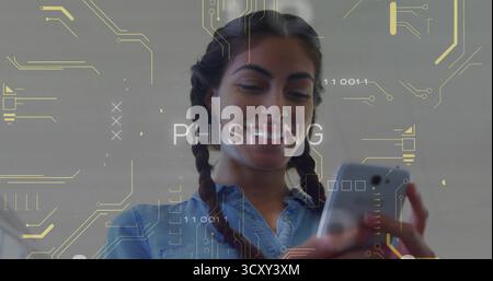 Femme souriante dans une chemise en denim tenant un smartphone, regardant vers le bas dans une pièce lumineuse avec recouvrement de phishing Banque D'Images