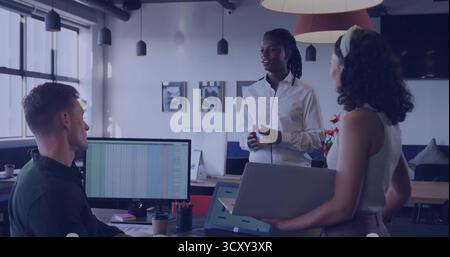 Homme parlant portant une chemise blanche présentant une feuille de calcul au bureau, avec ordinateur portable et tasse à café Banque D'Images