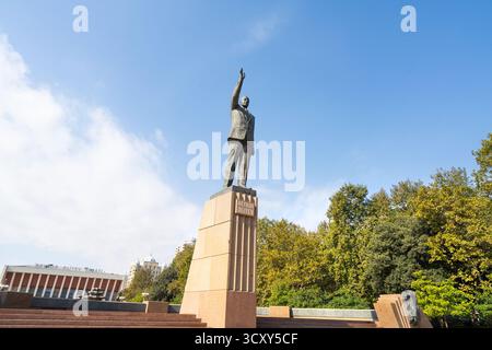 Bakou, Azerbaïdjan. 10 octobre 2025. Vue sur la statue de Heydar Aliyev dans un parc du centre-ville Banque D'Images