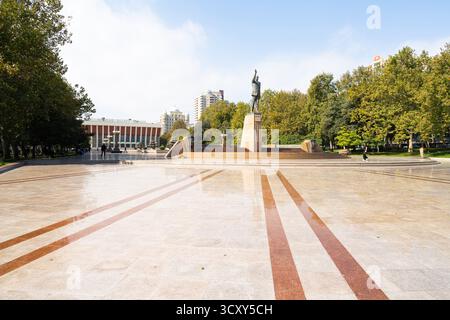 Bakou, Azerbaïdjan. 10 octobre 2025. Vue sur la statue de Heydar Aliyev dans un parc du centre-ville Banque D'Images
