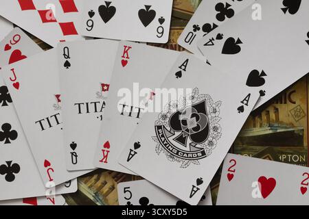 Un gros plan de cartes dispersées, y compris des as, des Rois, des Dames et des Valets, avec Spade, coeur et combinaisons diamant visibles. Banque D'Images