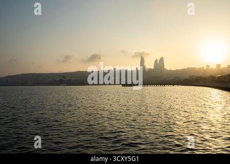 Bakou, Azerbaïdjan. 9 octobre 2025. Vue panoramique sur la ville au coucher du soleil Banque D'Images