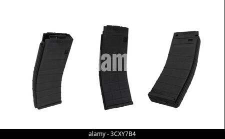 Trois chargeurs de fusil courbés en polymère noir pour calibre .22LR, montrés sous des angles variables et isolés sur un fond blanc. Banque D'Images