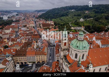 Belle vue aérienne. Nicholas Church dans la petite ville de Prague, République tchèque — superbe chef-d'œuvre baroque entouré de vieux bâtiments colorés Banque D'Images