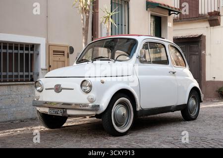 Scilla, Italie â€“ septembre 25, 2025 : Fiat 500 classique garée sur une étroite rue pavée dans le sud de l’Italie. Banque D'Images