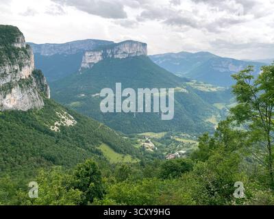 Plateau montagneux pittoresque et vallée verdoyante Banque D'Images
