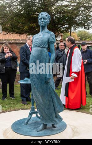 Winchester, Hampshire, Angleterre, Royaume-Uni. 16 octobre 2025. Une nouvelle statue de Jane Austen a été dévoilée cet après-midi. La nouvelle œuvre d'art est placée contre le n ° 9 le proche à côté de la cathédrale de Winchester. La statue montre l'auteur debout à côté de son célèbre bureau. Cette année marque le 250e anniversaire de sa naissance. La cérémonie de dévoilement comprenait des discours du révérend Canon Dr Roland Riem, du sculpteur Martin Jennings et du Lord Lieutenant Nigel Atkinson Esq. Banque D'Images