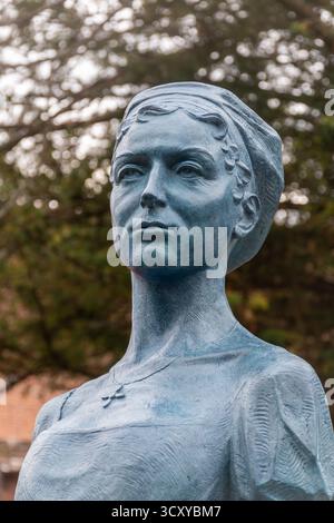Winchester, Hampshire, Angleterre, Royaume-Uni. 16 octobre 2025. Une nouvelle statue de Jane Austen a été dévoilée cet après-midi. La nouvelle œuvre d'art est placée contre le n ° 9 le proche à côté de la cathédrale de Winchester. La statue montre l'auteur debout à côté de son célèbre bureau. Cette année marque le 250e anniversaire de sa naissance. La cérémonie de dévoilement comprenait des discours du révérend Canon Dr Roland Riem, du sculpteur Martin Jennings et du Lord Lieutenant Nigel Atkinson Esq. Banque D'Images