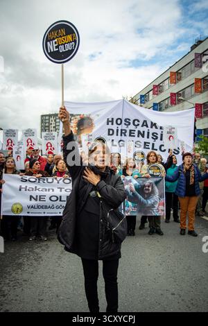 Istanbul, Istanbul, Turquie. 16 octobre 2025. Le photojournaliste et documentariste en écologie Hakan Tosun a été déclaré en état de mort cérébrale après avoir souffert d'une hémorragie cérébrale suite à une agression le 10 octobre. Ses funérailles ont eu lieu le 16 octobre, en présence de centaines de personnes. La marche s'est terminée à Nurtepe Cemevi à Istanbul, où des banderoles indiquant "les meurtres écologiques sont politiques" et "les meurtres de journalistes sont politiques" étaient bien en vue. (Crédit image : © Abdullah Tepeli/ZUMA Press Wire) USAGE ÉDITORIAL SEULEMENT ! Non destiné à UN USAGE commercial ! Banque D'Images