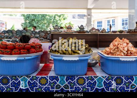 Samarkand, Ouzbékistan-13 août 2023 : nourriture exposée dans divers conteneurs au bazar Siyob à Samarkand par une journée ensoleillée Banque D'Images