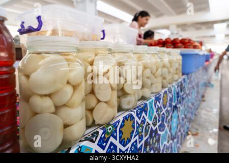 Samarkand, Ouzbékistan-13 août 2023 : nourriture exposée dans divers conteneurs au bazar Siyob à Samarkand par une journée ensoleillée Banque D'Images