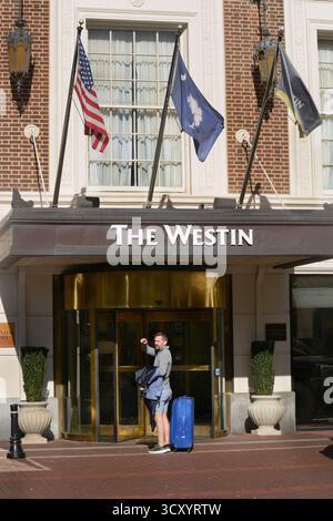 Un homme entre dans l'hôtel Westin à Greenville, Caroline du Sud, propriété de Westin Hotels and Resorts, une chaîne haut de gamme appartenant à Marriott International Banque D'Images