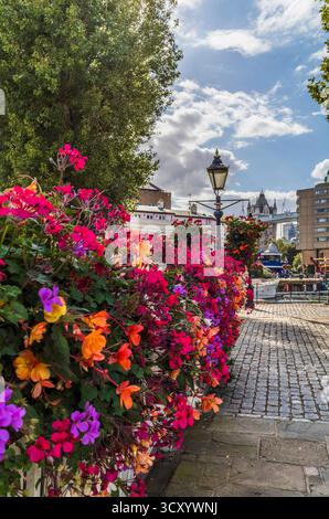 Beaux pots de fleurs suspendus au lampadaire à Londres avec le Tower Bridge en arrière-plan Banque D'Images