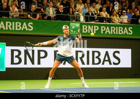 Le joueur de tennis danois Holger Rune en action contre le Hongrois Marton Fucsovics lors de son match de deuxième tour au BNP Paribas Nordic Open. Rune, l’une des meilleures graines du tournoi, a affiché son intensité caractéristique et son jeu de base agressif à l’intérieur de l’historique Kungliga Tennishallen. L'ATP 250, qui s'est déroulé sur des courts intérieurs durs, a rassemblé une foule suédoise passionnée et a présenté des courts de tennis de classe mondiale tout au long de la journée.Holger Rune Banque D'Images