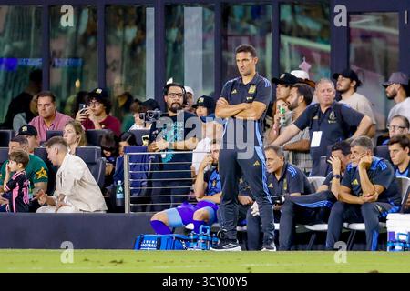 Miami Gardens, Floride, États-Unis. 14 octobre 2025. L'entraîneur-chef argentin Lionel Scaloni regarde jouer lors du match international amical de football entre l'Argentine et Porto Rico le mardi 14 octobre 2025 au Chase Stadium de Fort Lauderdale, FL crédit : action plus Sports/Alamy Live News Banque D'Images