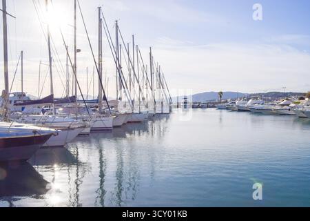 Antibes, France, 3 octobre 2019. Voiliers et yacht à Port Vauban. Crédit : Vuk Valcic / Alamy. Banque D'Images