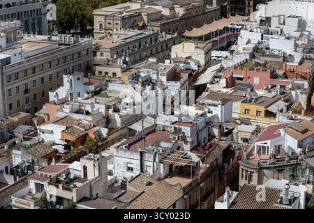 Vue aérienne de Séville, Espagne, avec des bâtiments andalous typiques, des toits rouges et des rues étroites du centre historique. Vitrines panoramiques urbaines Banque D'Images