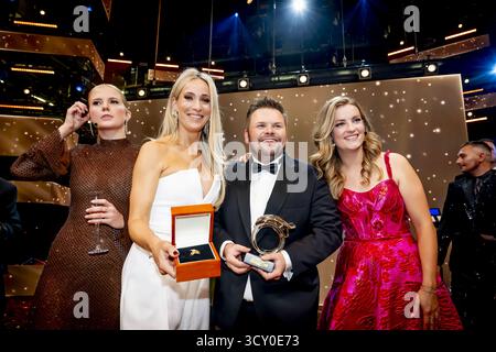 AMSTERDAM Noa Vahle, Hélène Hendriks et Merel Ek à la cérémonie du Golden Televizier Ring au carré. Jubilee Edition Golden Televizier Ring Gala 2025 ANP / Hollandse Hoogte / ROBIN UTRECHT pays-bas Out - belgique Out Banque D'Images